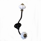 Metal knage med hvide knopper