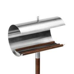 L�kkert design fuglehus som enhver haveejer vil elske at have st�ende.
Selve kassen er af rustfritst�l med tr� - spyd til at s�tte i jorden af tr�. 
