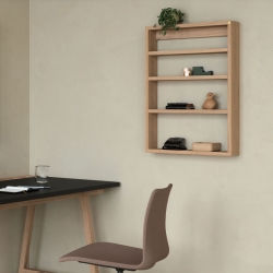 Se Reol med hylder A-podium Shelf - Andersen Furniture hos Fenomen