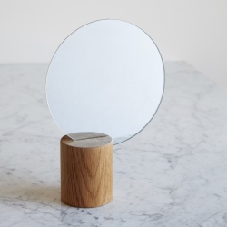 Bordspejl med træ holder – Hübsch