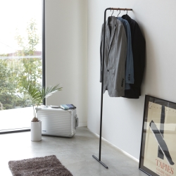 Billede af Tower Leaning Slim garderobe stativ sort - YAMAZAKI