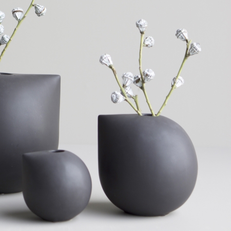 intentional Disparity console Vase NIB i sort fra DBKD keramik vase medium svensk design