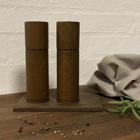 By Brorson Salt & Peber st med bakke - Bejdset Egetr